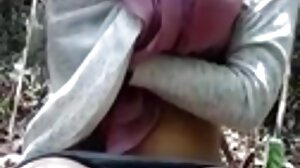 Styvson får en avsugning och ett knull med bröst av sin heta amatör porr video styvmamma