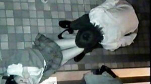 Sexiga heta brudar smyger sig in i studshuset och ger honom en underbar överraskning svensk amatörsex